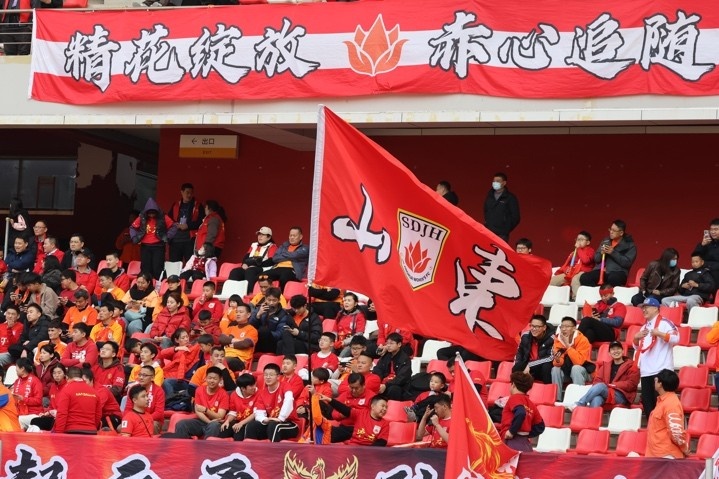 主場(chǎng)上萬(wàn)名球迷的吶喊助威，給山東體彩女足征戰(zhàn)女超增添了能量與動(dòng)力
